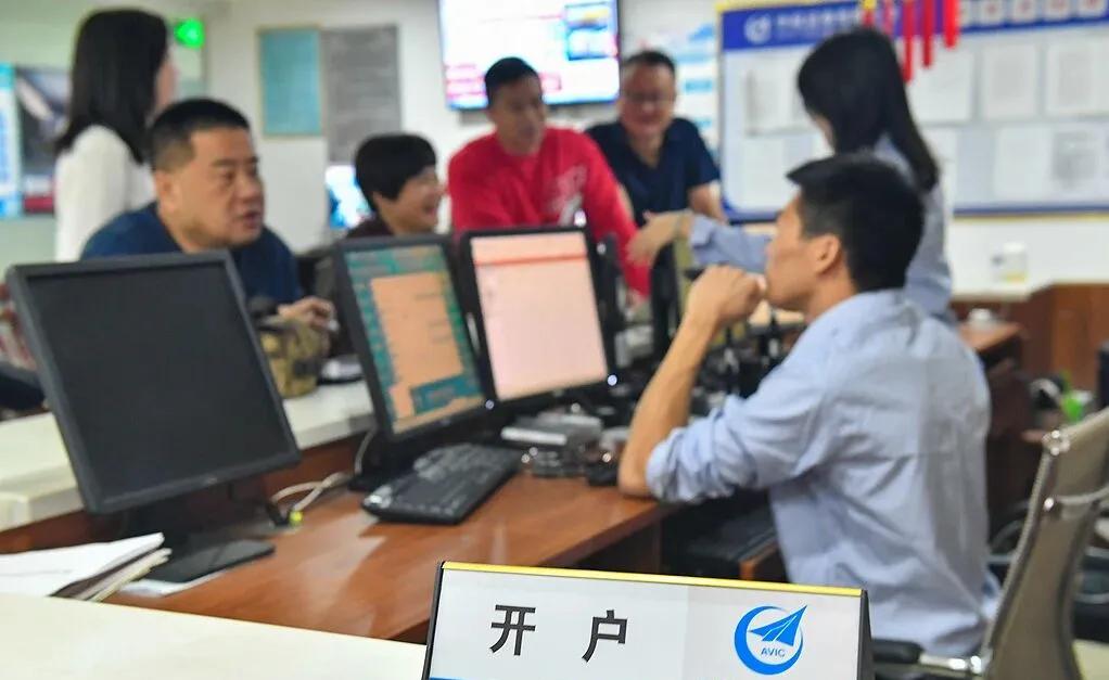 A股连续两日调整跌上热搜！数百万新股民刚入场就遇挫？