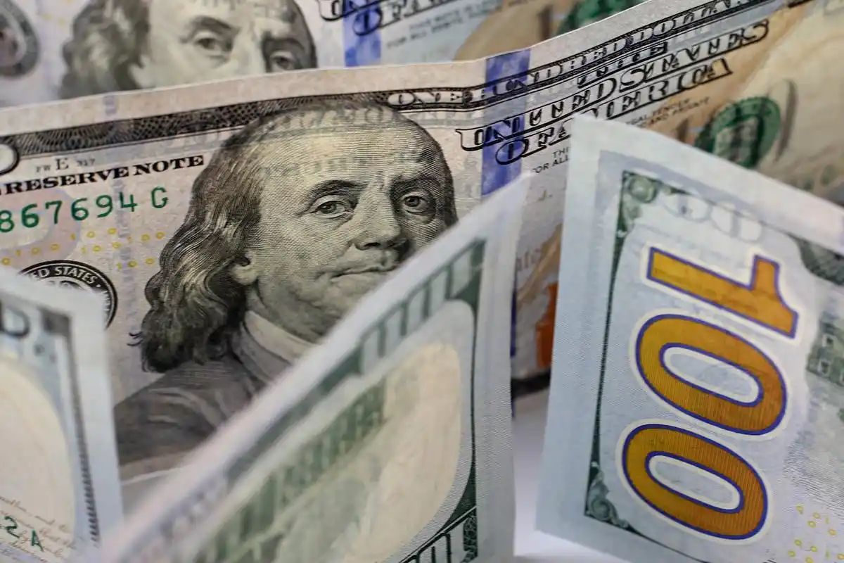 美国挥舞关税大棒背后的真相，和人民币贬值有啥关系？